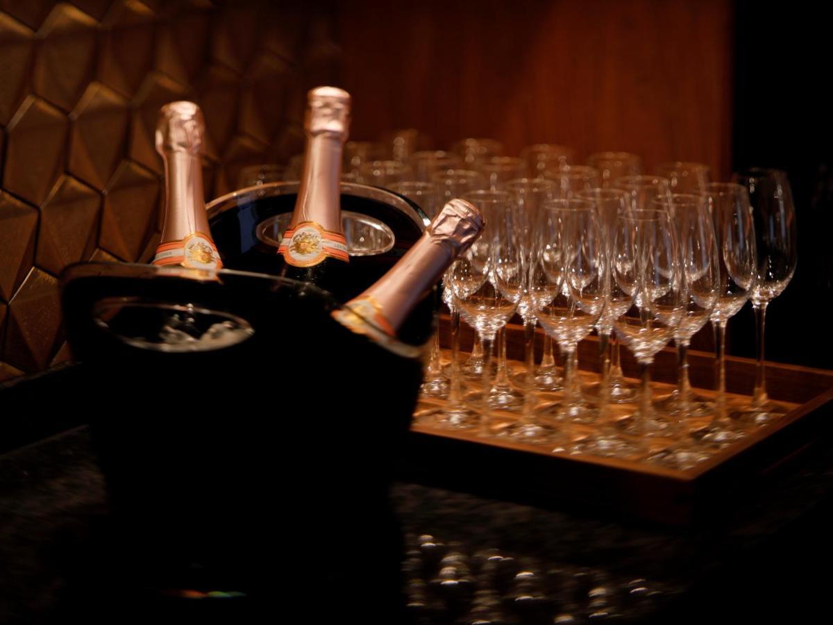The Hotel Sanraku Kanazawa 21Th December 2022 Open Esterno foto Champagne bottles and glasses