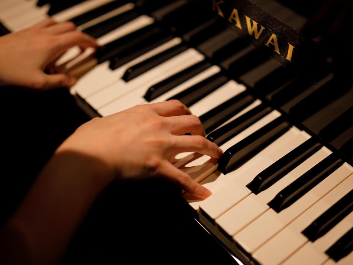 The Hotel Sanraku Kanazawa 21Th December 2022 Open Esterno foto A pianist playing a Kawai piano