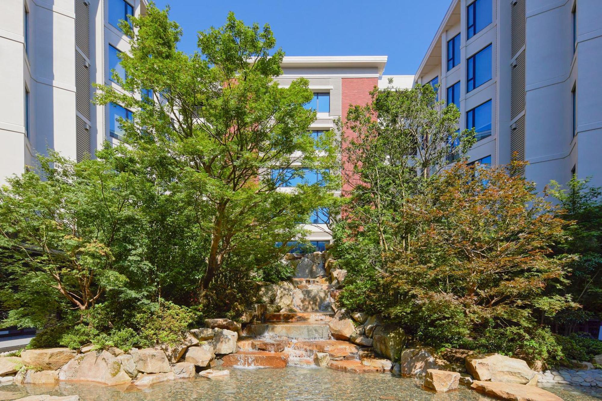 The Hotel Sanraku Kanazawa 21Th December 2022 Open Esterno foto The courtyard at the center of the building